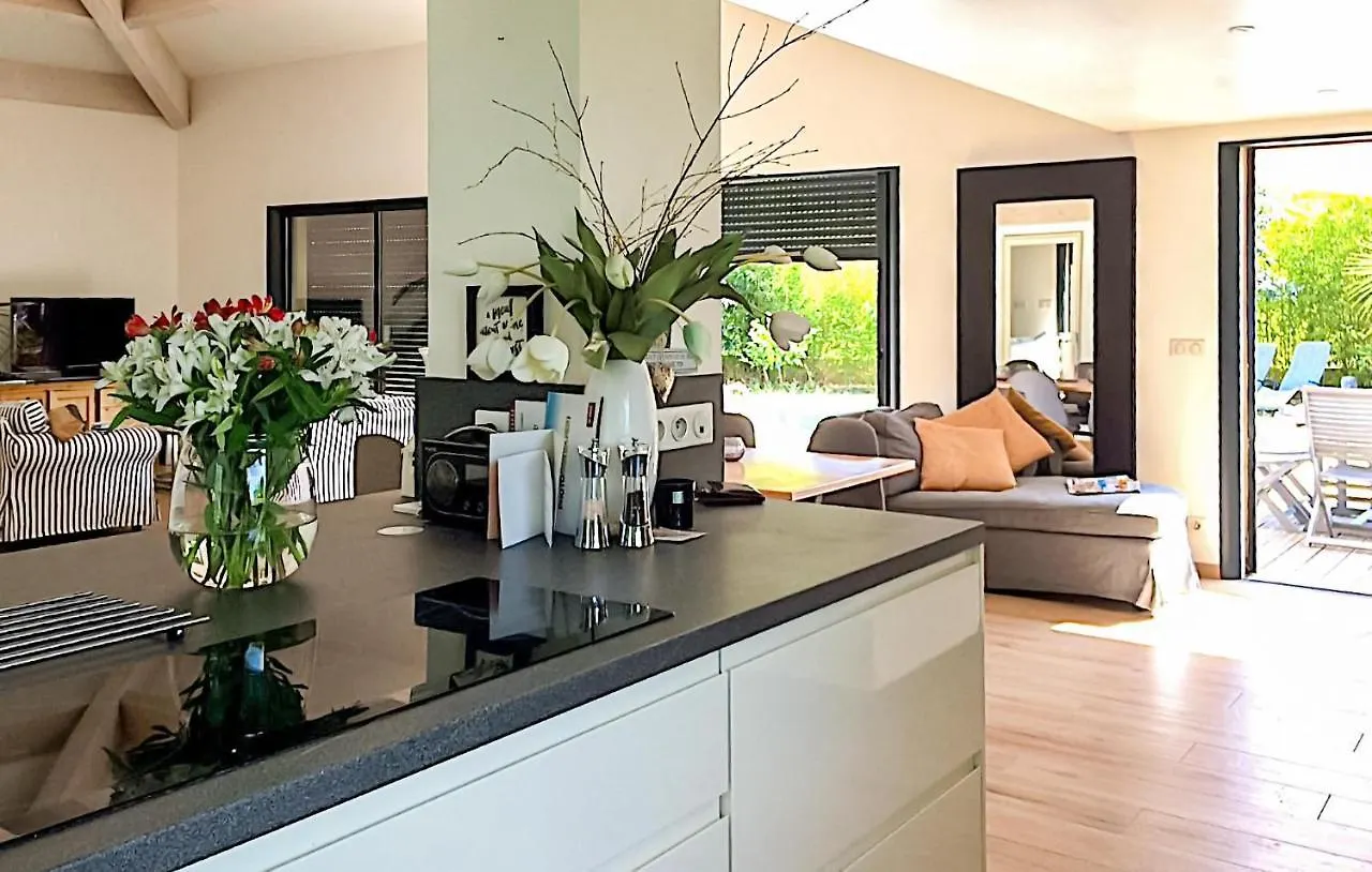 3 Bedroom Gorgeous Home In Giens Hyeres 0*,