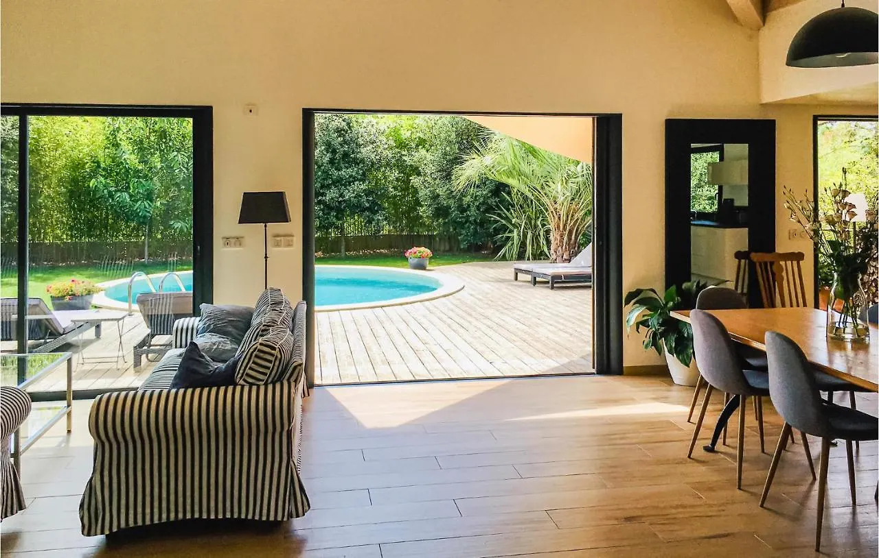 3 Bedroom Gorgeous Home In Giens Hyeres 0*,